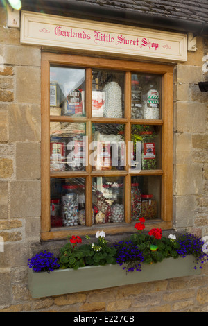 La fenêtre d'une traditionnelle sweet shop en Bourton-on-the-l'eau dans la région des Cotswolds. Banque D'Images