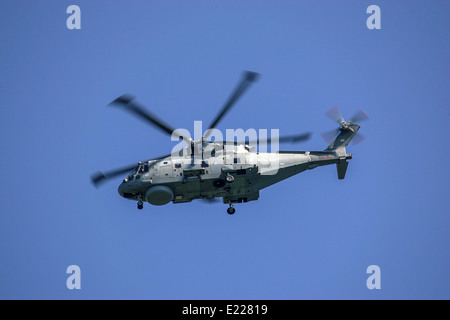 La Royal Navy Merlin Mk1 (AgustaWestland AW101) hélicoptère volant à plus de Cornwall, à proximité de RNAS Culdrose. Banque D'Images