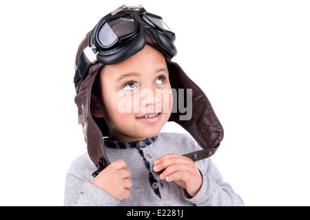 Jeune garçon avec casque pilote isolé dans White Banque D'Images