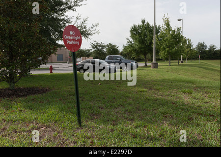 Aucun signe de stationnement de nuit situé dans le centre de la Floride, USA Banque D'Images