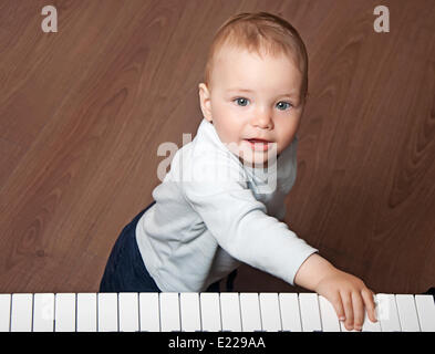 Enfant de jouer de la musique sur un clavier de piano Banque D'Images