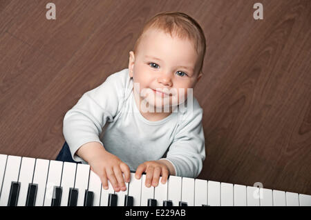 Bébé jouer piano noir et blanc Banque D'Images