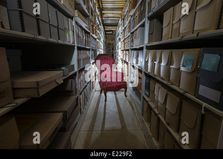 Chaise vide dans l'allée de l'entrepôt avec des boîtes sur des tablettes Banque D'Images