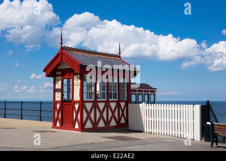 Historique La gare de Saltburn falaise récemment rénové et ouvert au soleil du printemps Banque D'Images