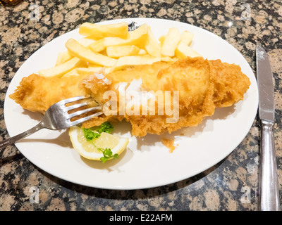 Excellents poissons et une petite portion de frites en bonne santé dans le célèbre Café trancheuses à Whitby Banque D'Images
