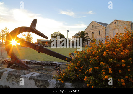 Le soleil se couche derrière un ancrage à l'ouest de l'Australie - Naufrage de galeries à Fremantle. Banque D'Images