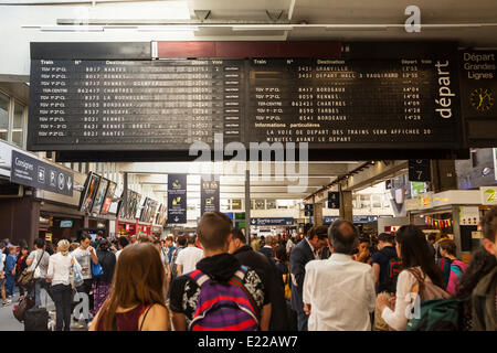 Paris, France. 13 Juin, 2014. La grève nationale des chemins de fer Français entre dans sa quatrième journée. Les voyageurs sont obligés d'attendre des nouvelles sur leurs trains avec de multiples annulations à la Gare Montparnasse, Paris, France. Credit : Julian Elliott/Alamy Live News Banque D'Images