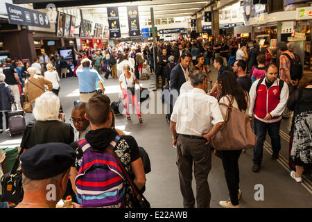 Paris, France. 13 Juin, 2014. La grève nationale des chemins de fer Français entre dans sa quatrième journée. Les voyageurs sont obligés d'attendre des nouvelles sur leurs trains avec de multiples annulations à la Gare Montparnasse, Paris, France. Credit : Julian Elliott/Alamy Live News Banque D'Images