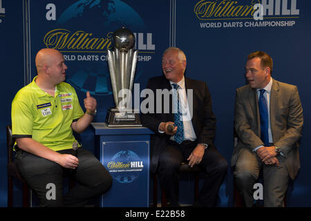 Londres, Royaume-Uni. 13 Juin, 2014. Rileys Sports Bar, Haymarket. Le lancement de William Hill's sponsorship sponsor en titre de l'année 2015 Championnat du monde de fléchettes. Champion du Monde Champion de fléchettes Michael van Gerwen [L], PDC Président Barry Hearn [C] et William Hill Directeur Marketing Kristof Fahy [R]. Credit : Action Plus Sport/Alamy Live News Banque D'Images