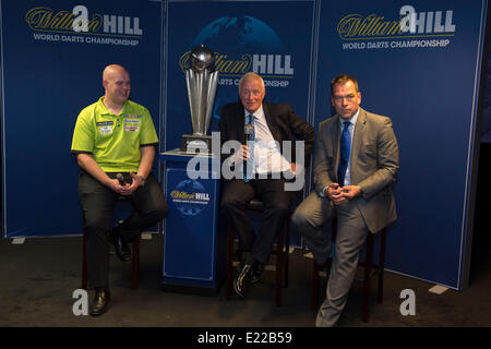 Londres, Royaume-Uni. 13 Juin, 2014. Rileys Sports Bar, Haymarket. Le lancement de William Hill's sponsorship sponsor en titre de l'année 2015 Championnat du monde de fléchettes. Champion du Monde Champion de fléchettes Michael van Gerwen [L], PDC Président Barry Hearn et William Hill Directeur Marketing Kristof Fahy [R]. Credit : Action Plus Sport/Alamy Live News Banque D'Images