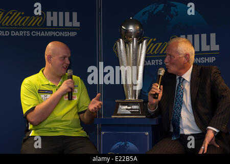 Londres, Royaume-Uni. 13 Juin, 2014. Rileys Sports Bar, Haymarket. Le lancement de William Hill's sponsorship sponsor en titre de l'année 2015 Championnat du monde de fléchettes. Champion du Monde Champion de fléchettes Michael van Gerwen [L], PDC Président Barry Hearn [R]. Credit : Action Plus Sport/Alamy Live News Banque D'Images