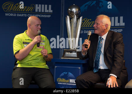 Londres, Royaume-Uni. 13 Juin, 2014. Rileys Sports Bar, Haymarket. Le lancement de William Hill's sponsorship sponsor en titre de l'année 2015 Championnat du monde de fléchettes. Champion du Monde Champion de fléchettes Michael van Gerwen [L], PDC Président Barry Hearn [R]. Credit : Action Plus Sport/Alamy Live News Banque D'Images