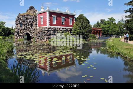 Woerlitz, Allemagne. 12 Juin, 2014. Les gens visiter la villa sur l'île Hamilton Stein Woerlitz dans le parc, Allemagne, 12 juin 2014. Le columbarium restauré sur l'île a été ouverte après un an de restauration sur le même jour. Photo : Jan Woitas/dpa/Alamy Live News Banque D'Images