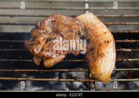 Le charbon de cou de porc cuit sur la grille sur la préparation Banque D'Images