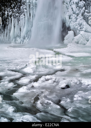 Close up de prêle Falls avec de la glace et de la neige. Columbia River Gorge National Scenic Area, New York Banque D'Images