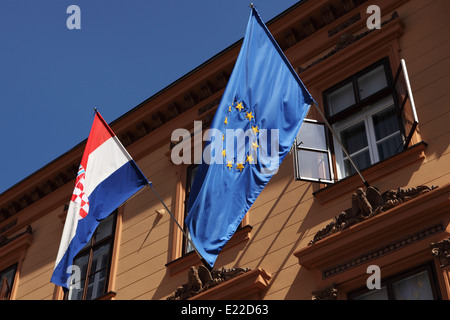 Le pavillon de la Croatie et l'Union européenne vole sur le bâtiment du parlement croate à Zagreb, Croatie. Banque D'Images