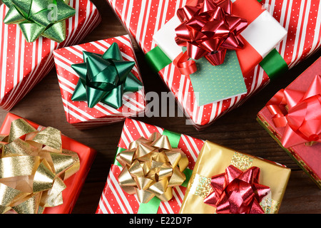 Vue aérienne d'un groupe de cadeaux de Noël. Format horizontal en remplissant le cadre. Banque D'Images