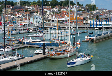 Belle vue de yachts dans la marina à Cowes, sur l'île de Wight, Angleterre. Banque D'Images