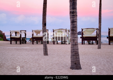 Chaises de plage et soleil sur quatre saisons. Punta Mita Mexique. Banque D'Images