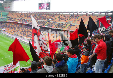 Fans de Milan à San Siro à Milan, Italie Banque D'Images