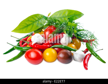 Nature morte avec fruits rouges, jaune, cerise noire Tomates, ail, poivre et des verts est isolé sur le fond blanc Banque D'Images