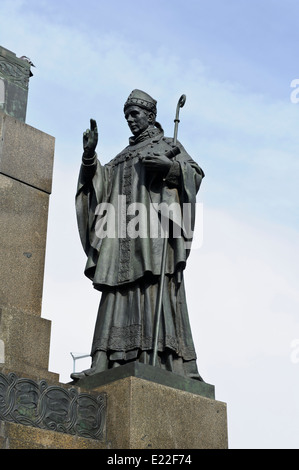 Saint Adalbert, l'une des statues debout derrière la statue de St Venceslas Wenceslas Square, Prague, République tchèque. Banque D'Images