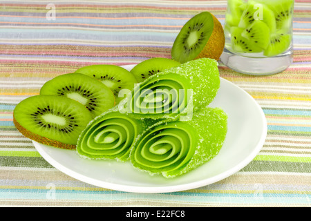 Avec des tranches de fruits bonbons kiwi sur une plaque Banque D'Images