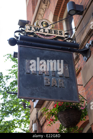 J W Pluie Lees Bar Hotel lettres metal pendaison enseigne de pub, Grand Egerton Street, Manchester City Centre, Royaume-Uni Banque D'Images