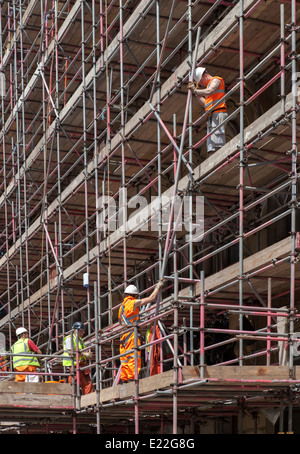 La construction d'hommes portant des échafaudages hi viz Manchester City Centre Banque D'Images