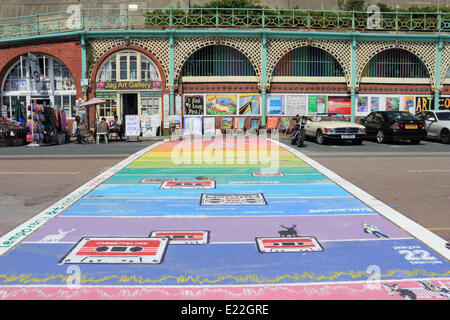 Entraînement de Madère, Brighton, Sussex. 13 juin 2014. La traversée de l'arc-en-ciel temporaire s'étend à travers la route, à le quartier des artistes de Madère en voiture. C'est une oeuvre d'art de passage non officiel et a été commandée dans le cadre des célébrations pour marquer le Mois de la fierté LGBT. Si vous voulez les voir être rapide, comme il sera passé le week-end ! Credit : Julia Gavin/Alamy Live News Banque D'Images