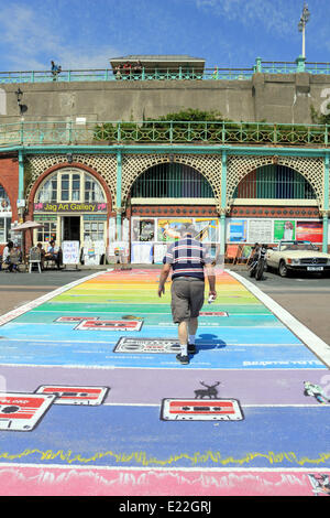 Entraînement de Madère, Brighton, Sussex. 13 juin 2014. La traversée de l'arc-en-ciel temporaire s'étend à travers la route, à le quartier des artistes de Madère en voiture. C'est une oeuvre d'art de passage non officiel et a été commandée dans le cadre des célébrations pour marquer le Mois de la fierté LGBT. Si vous voulez les voir être rapide, comme il sera passé le week-end ! Credit : Julia Gavin/Alamy Live News Banque D'Images