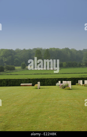 Cimetière militaire de Prowse Point la Grande Guerre , Belgique avec la boue Corner Cemetery et Plugstreet la distance en bois Banque D'Images