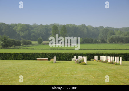 Cimetière militaire de Prowse Point la Grande Guerre , Belgique avec la boue Corner Cemetery et Plugstreet la distance en bois Banque D'Images