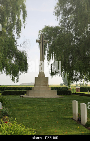 La Croix du Sacrifice dans le cimetière militaire de Prowse Point la Grande Guerre , Belgique Banque D'Images