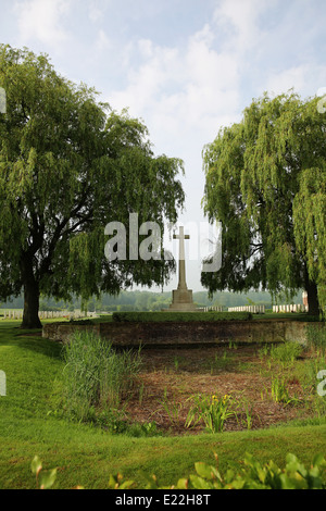 La Croix du Sacrifice dans le cimetière militaire de Prowse Point la Grande Guerre , Belgique Banque D'Images