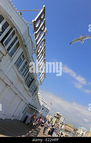 Brighton, Sussex. 13 juin 2014. Une mouette vole au-dessus de la jetée de Brighton, le de soleil ciel bleu et les températures atteignent 24 degrés celsius sur la côte sud. Credit : Julia Gavin/Alamy Live News Banque D'Images