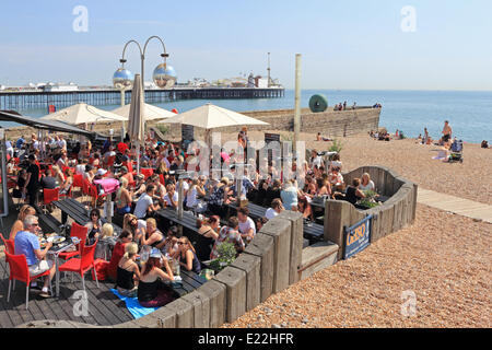 Brighton, Sussex. 13 juin 2014. Le bar et restaurant OHSO est plein avec des personnes appréciant le déjeuner en plein air sur la plage à côté de la jetée de Brighton, avec le soleil qui plombe de ciel bleu et des températures atteignant 24 degrés celsius sur la côte sud. Credit : Julia Gavin/Alamy Live News Banque D'Images