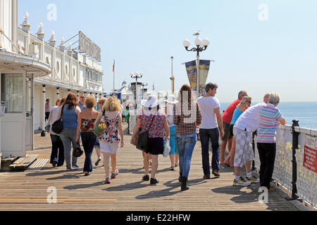 Brighton, Sussex. 13 juin 2014. Une journée bien remplie sur la jetée de Brighton, le de soleil ciel bleu et les températures atteignent 24 degrés celsius sur la côte sud. Credit : Julia Gavin/Alamy Live News Banque D'Images