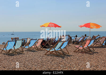 Brighton, Sussex. 13 juin 2014. Des chaises longues et parasols sur la plage de Brighton, le de soleil ciel bleu et les températures atteignent 24 degrés celsius sur la côte sud. Credit : Julia Gavin/Alamy Live News Banque D'Images