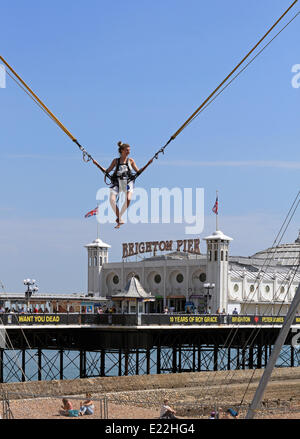 Brighton, Sussex. 13 juin 2014. Une dame dans un grand élan sur la plage à côté de la jetée de Brighton, le de soleil ciel bleu et les températures atteignent 24 degrés celsius sur la côte sud. Credit : Julia Gavin/Alamy Live News Banque D'Images