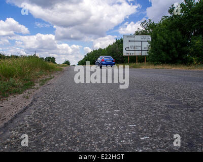 Luhansk, Ukraine. 13 juin 2014. Des traces de véhicules blindés sur l'autoroute à 10 kilomètres à l'Est de Paris. Au cours des 24 troupes ukrainiennes ont tué 150 militants. Les attaques les plus graves ont eu lieu dans la région de Donetsk. Garde nationale de l'Ukraine continue de comprimer l'anneau autour de Luhansk. Crédit : Igor Golovnov/Alamy Live News Banque D'Images