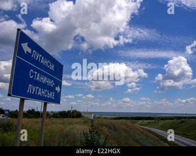 Luhansk, Ukraine. 13 juin 2014. Pointeur au carrefour de Luhansk - Stanitsa Luganskaya sur l'autoroute à 10 kilomètres à l'est de Luhansk. Au cours des 24 troupes ukrainiennes ont tué 150 militants. Les attaques les plus graves ont eu lieu dans la région de Donetsk. Garde nationale de l'Ukraine continue de comprimer l'anneau autour de Luhansk. Crédit : Igor Golovnov/Alamy Live News Banque D'Images