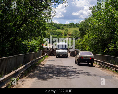 Luhansk, Ukraine. 13 juin 2014. Pro-Russian point insurgés sur l'ancien pont routier sur la rivière Donets Seversky à l'entrée de la Stanitsa Luhanskaya Au cours des 24 troupes ukrainiennes ont tué 150 militants. Les attaques les plus graves ont eu lieu dans la région de Donetsk. Garde nationale de l'Ukraine continue de comprimer l'anneau autour de Luhansk. Crédit : Igor Golovnov/Alamy Live News Banque D'Images