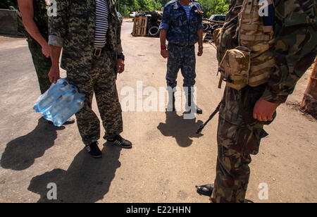 Luhansk, Ukraine. 13 juin 2014. Pro-Russian point insurgés sur l'ancien pont routier sur la rivière Donets Seversky à l'entrée de la Stanitsa Luhanskaya Au cours des 24 troupes ukrainiennes ont tué 150 militants. Les attaques les plus graves ont eu lieu dans la région de Donetsk. Garde nationale de l'Ukraine continue de comprimer l'anneau autour de Luhansk. Crédit : Igor Golovnov/Alamy Live News Banque D'Images