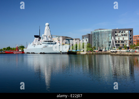 Type 45 destroyer HMS Dragon dans la baie de Cardiff Banque D'Images