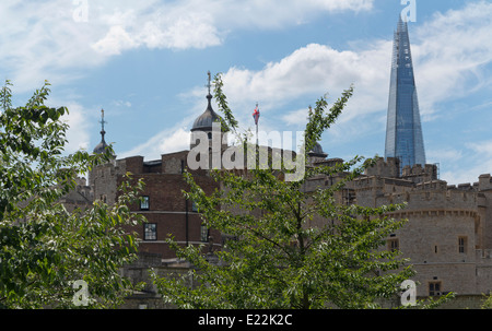 Le Shard London vu derrière la tour de Londres avec des arbres en premier plan Banque D'Images