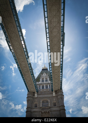 Tower Bridge Londres Angleterre prises grand angle à partir de pont à la passerelle jusqu'à avec cloud et ciel bleu Banque D'Images