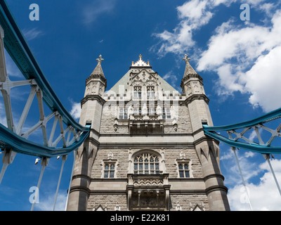 Tower Bridge Londres Angleterre prises grand angle à partir de pont à la recherche jusqu'à la tour avec nuage et ciel bleu Banque D'Images