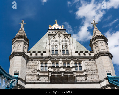 Tower Bridge Londres Angleterre prises grand angle à partir de pont à la recherche jusqu'à la tour avec nuage et ciel bleu Banque D'Images