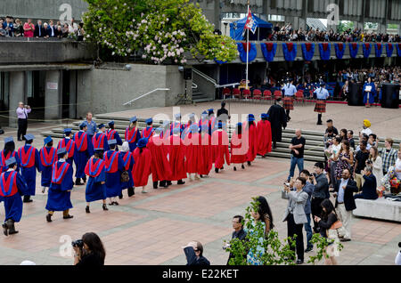 BURNABY, BC, CANADA. 12 juin 2014 : Collation des grades de l'Université Simon Fraser à pied en procession vers la convocation Mall au cours du printemps 2014 Cérémonie de remise des diplômes de la Faculté des arts et des sciences sociales. Crédit : Maria Janicki/Alamy. Banque D'Images